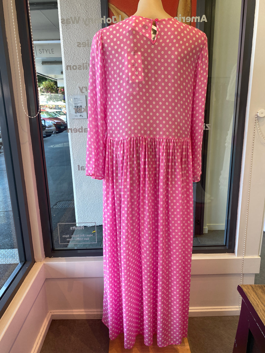 Curate, Dress, M