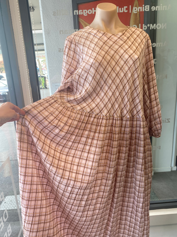 Twenty Seven Names, Dress, 10