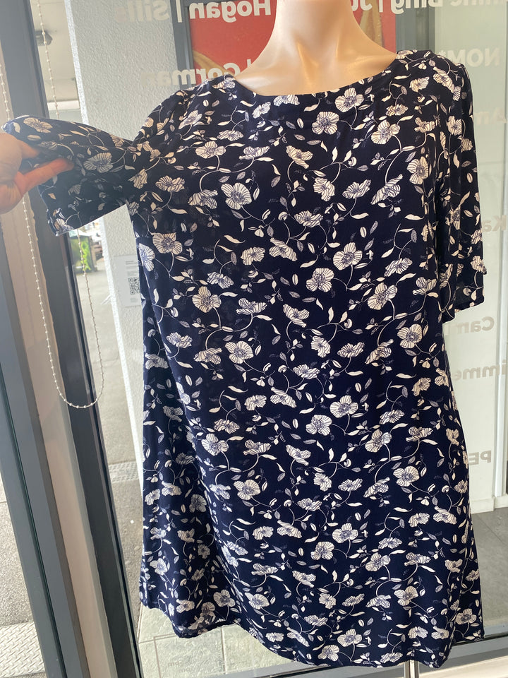 Twenty Seven Names, Dress, 10