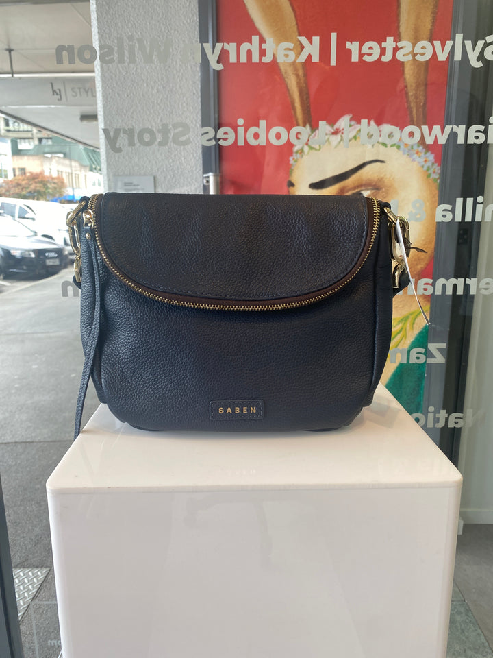 Saben, Bag
