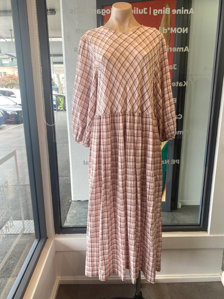 Twenty Seven Names, Dress, 10